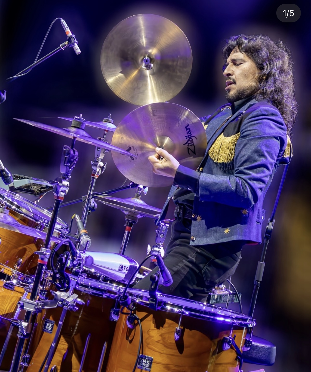 Elohim Corona, baterista, detrás de su batería en el escenario